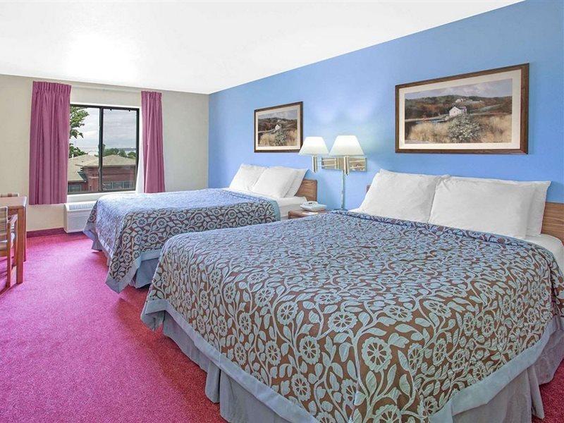Days Inn By Wyndham Madison Ne/Windsor Eksteriør billede